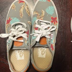 Vans padded tongue, and back size 7 gently used with a floral Hawaiian pattern